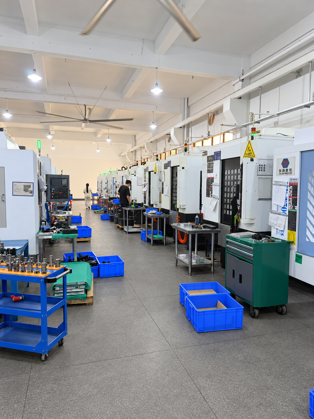 CNC machining centers and operators in HY3D Print's workshop